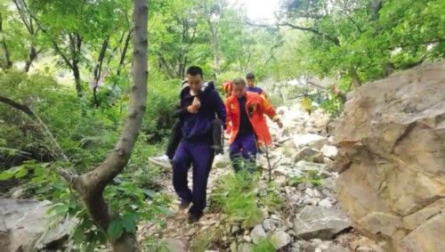 消防员|仨学生被困山顶 一人还崴了脚……