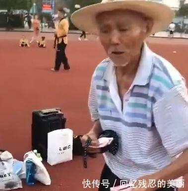 老人见女孩裤子破洞太多, 掏出100元让她买新的, 结果老人凌乱了