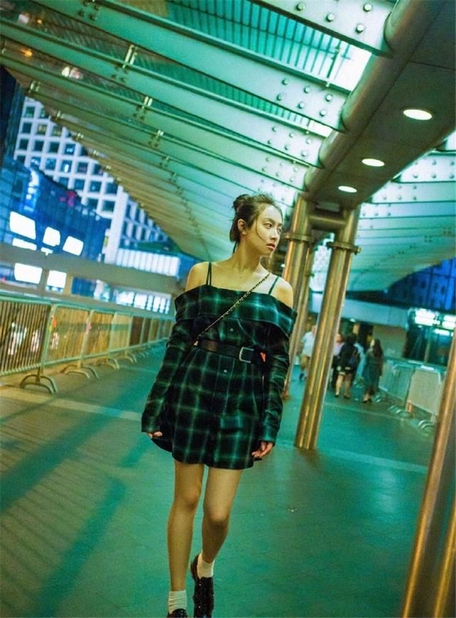 宋茜真猛！裙子穿的跟西装一样短，网友：还以为没穿呢！