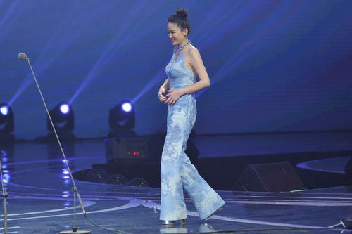 陈乔恩为了美太拼了，吊带连体裤惊艳全场，网友：上厕所怎么办