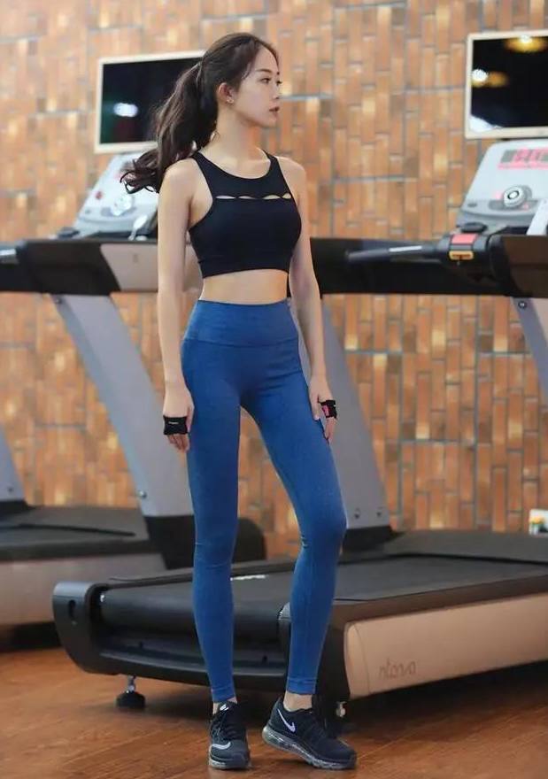 修身有型的打底裤小姐姐，双腿纤细紧致，散发出女神魅力！