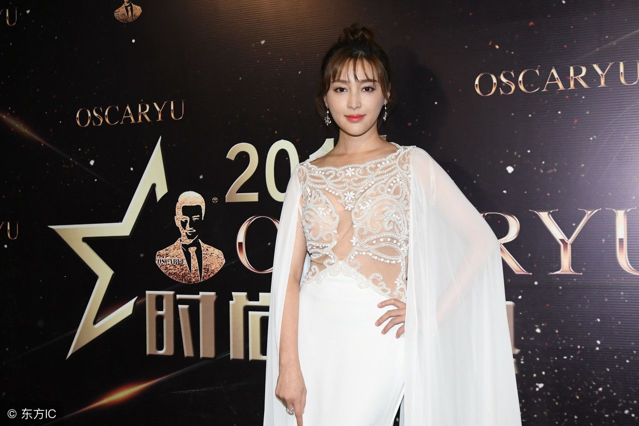 甘婷婷白色镂空长裙，这身装扮美得让人不敢直视了