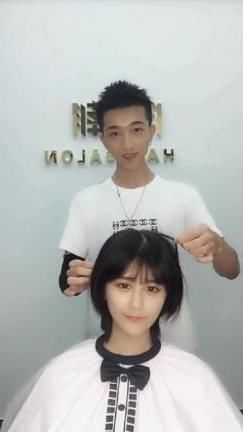 眼睛很大的小姐姐想要换个时尚的发型，接发后秒变网红