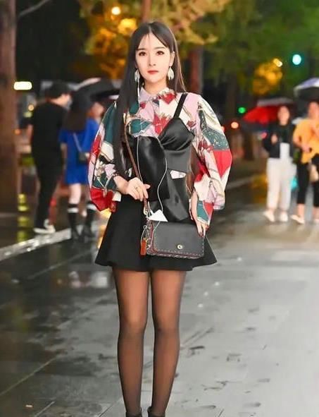  『迷人』美女时尚街拍：香草美人的美女，一件花色上衣配黑色短裙，青春靓丽迷人
