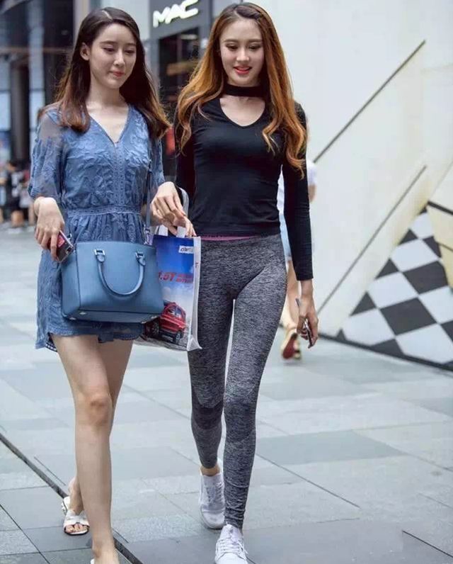 街拍美女：紧身打底裤有着道不尽的婉约温柔滋味，彰显文艺简约感