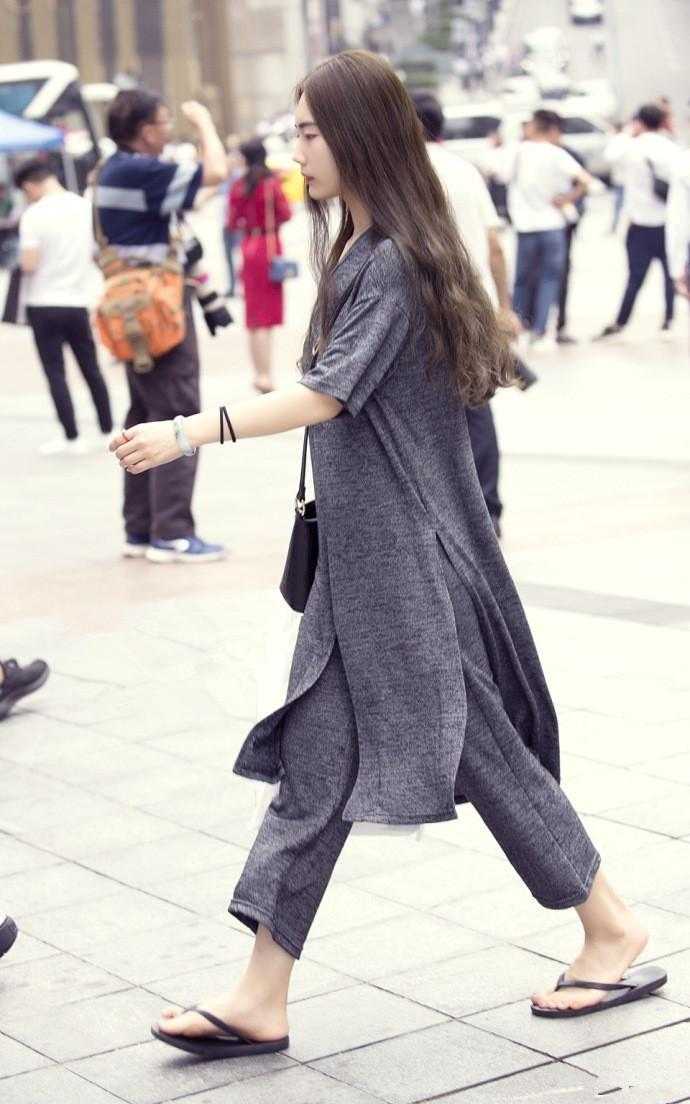 重庆街拍: 单身就穿着淑女点, 陪闺蜜一起去逛街