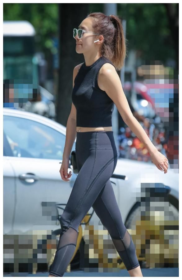 美图：性感的紧身裤展现完美身材，尽显女人味，让人一眼难忘！