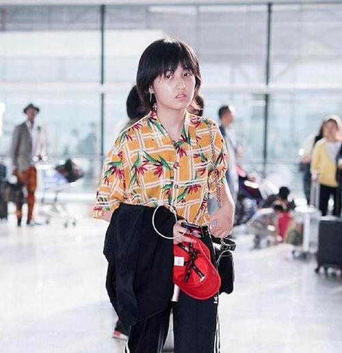 看完了佟丽亚的机场秀，让我们在一起来看看张子枫的吧