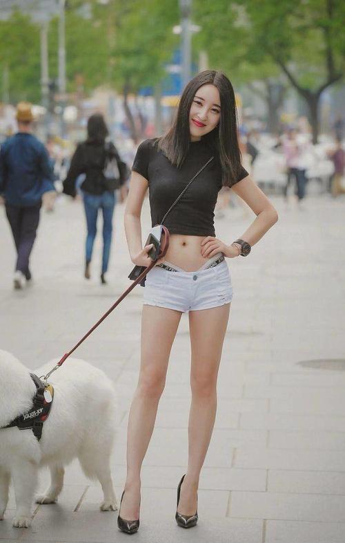 街拍：超有气质的小姐姐，连衣裙下性感S曲线堪称完美！