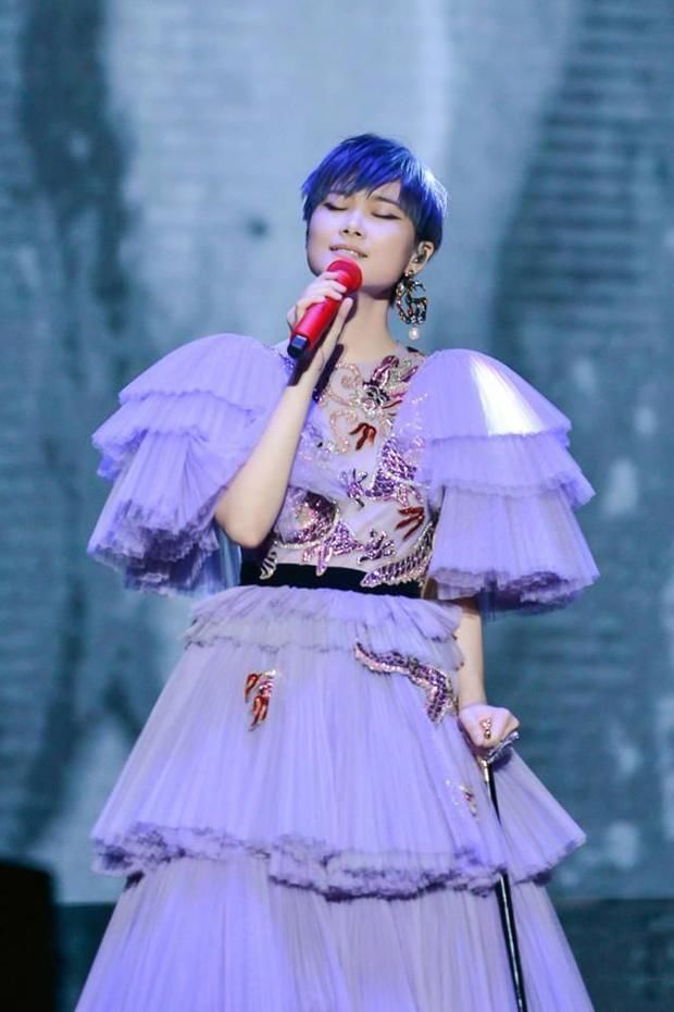 李宇春的电光紫蛋糕裙少女心满满，宋茜气场超强而李沁青春感十足