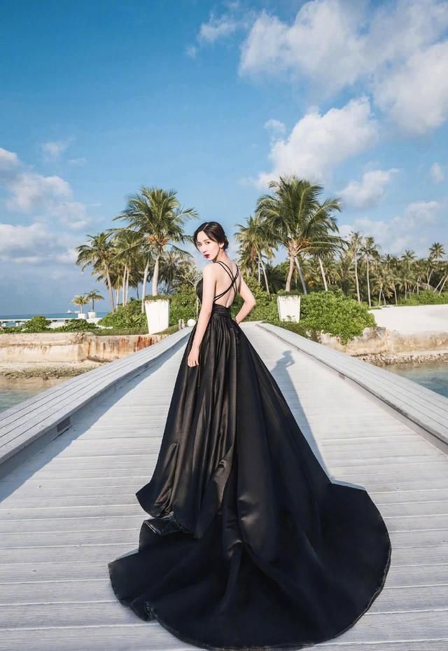 娄艺潇黑色长裙露美背，侧面照引发网友热议：想不到这么有料！