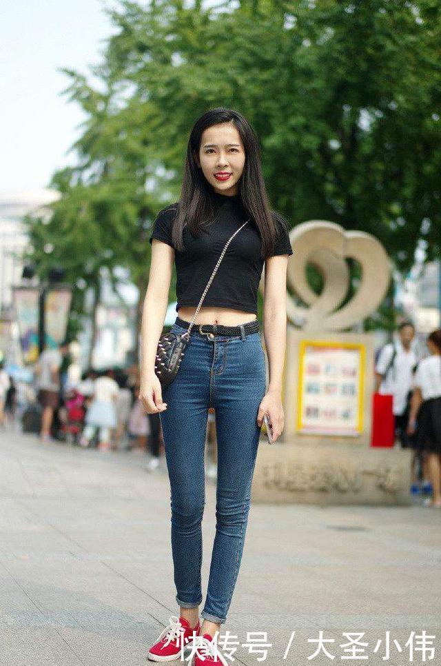  『美女』美女街拍：女生穿露脐装要谨记：秀出性感范不算啥，凹出高级感才是真厉害！