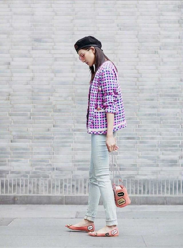  『显得』张钧甯真敢穿，穿一袭修身连衣裙秀大长腿，显得“女神范儿十足”