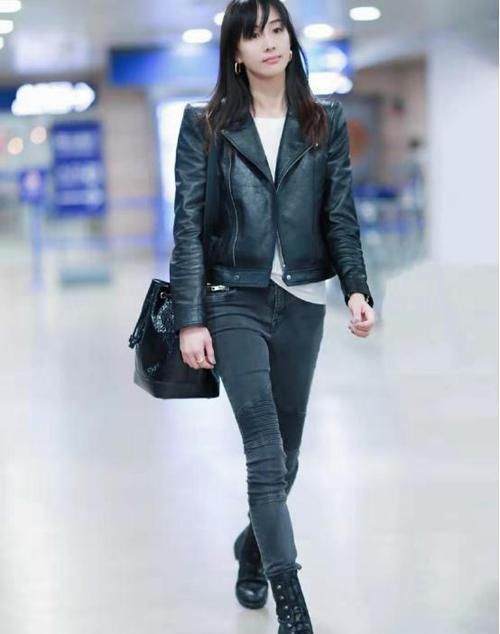  #显活力气息#张钧甯现身机场，身材好叠穿三件也不显胖，帽子太大显脸小