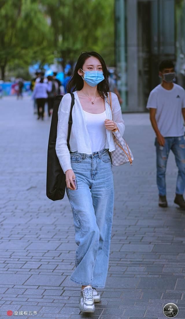 「美女」街拍:注重细节方面的考量,美女们对于单品的选择总是非常的谨慎