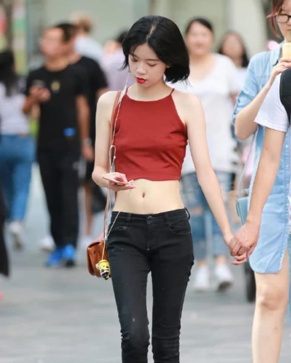  「艳美绝俗」街拍：艳美绝俗的小美女，身穿镂空一字肩连衣裙，时尚漂亮气质