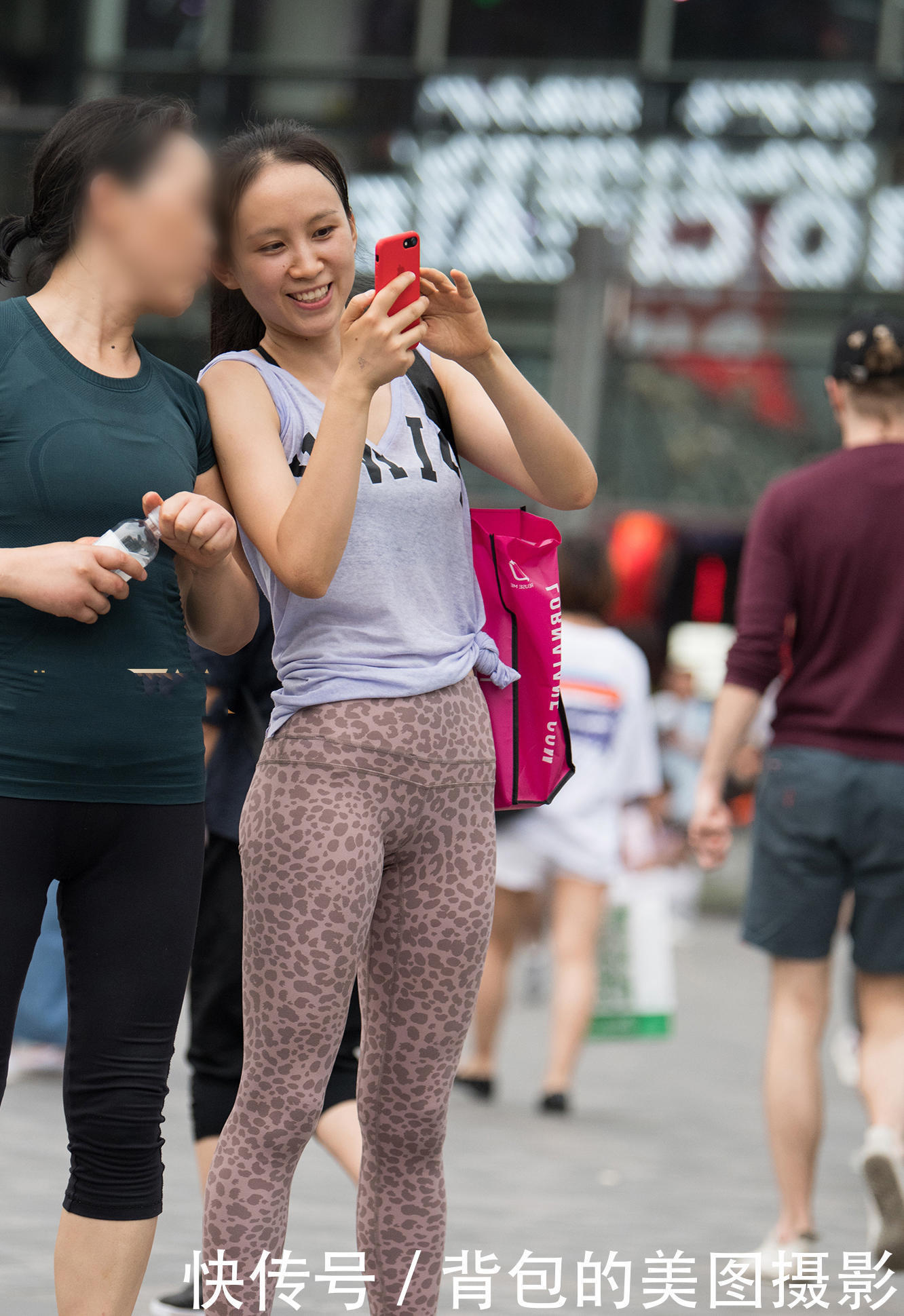 路人街拍，时尚辣妈穿上瑜伽裤，彰显曼妙身姿