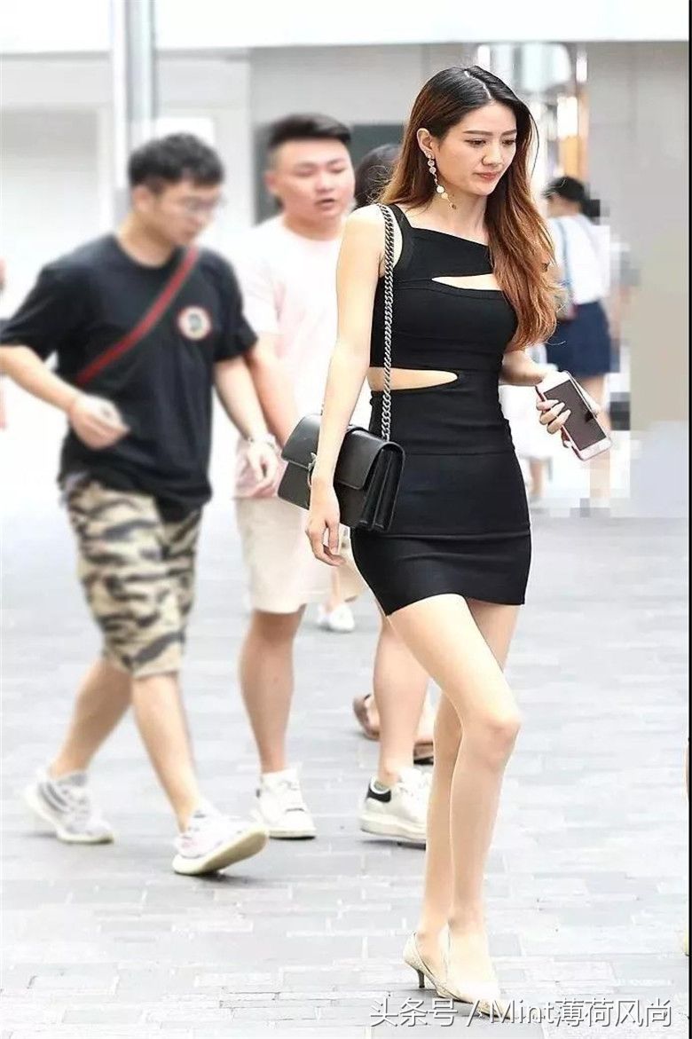 重庆街拍:包臀连衣裙配金色长发，女神范十足