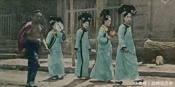 『老照片』历史老照片晚清不仅贵族女子相貌出众,就连宫女也是出类拔萃