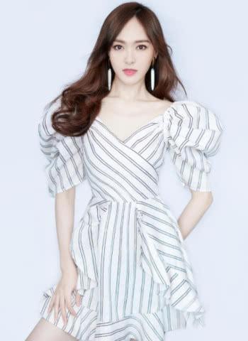 唐嫣豁出去了！穿着一双镶满钉子的“铁鞋”，走路抬得动脚？