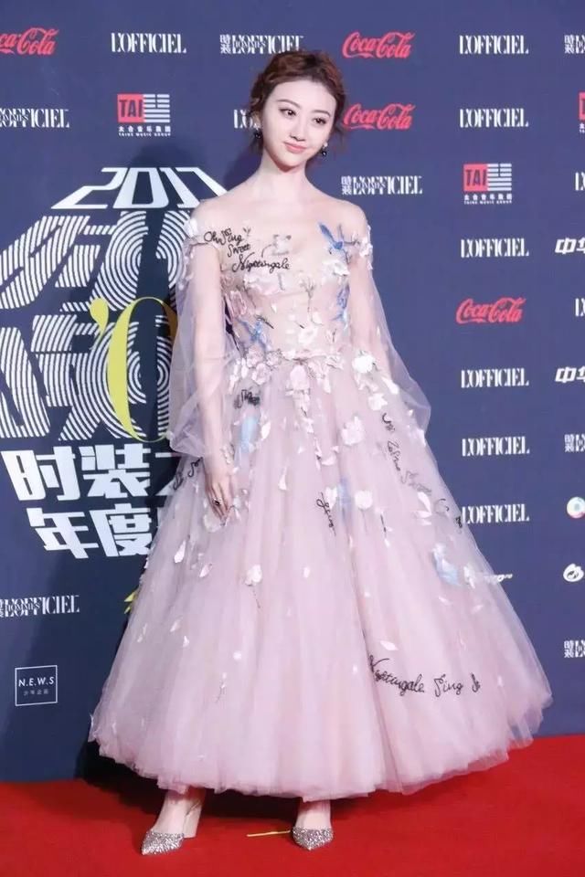 景甜的腿才是漫画腿，网友:以后长裙就别穿了