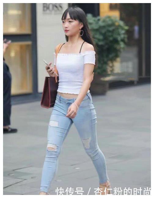 街拍：小姐姐长相清纯，气质上更是迷人