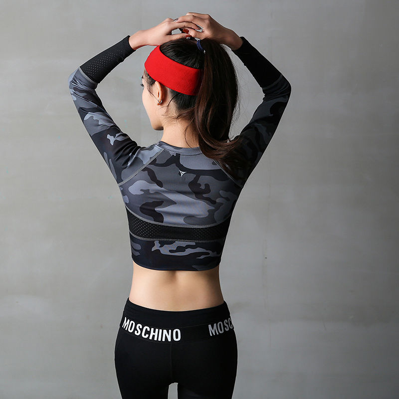 女人去健身房别乱穿,穿上紧身瑜伽服,小露腰线,展现S有致身材