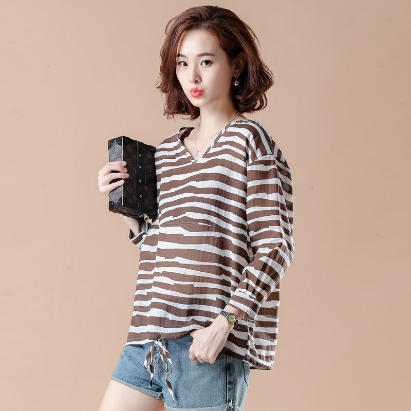 女人就算再没钱，也别错过这娃娃衫，特适合70后女人，遮肚显瘦