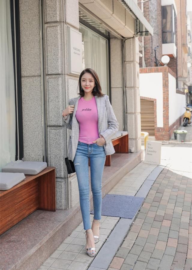 街拍 丰腴身材气质美女，紧身牛仔裤