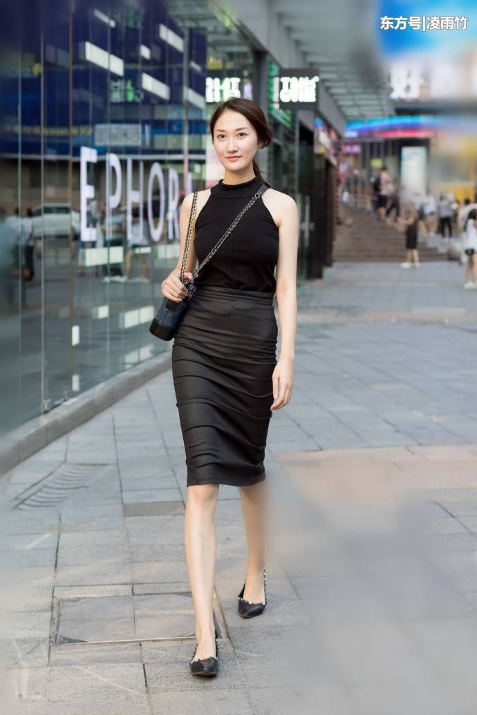 重庆街拍：无需鲜艳繁杂的色彩，小姐姐的美精致而优雅