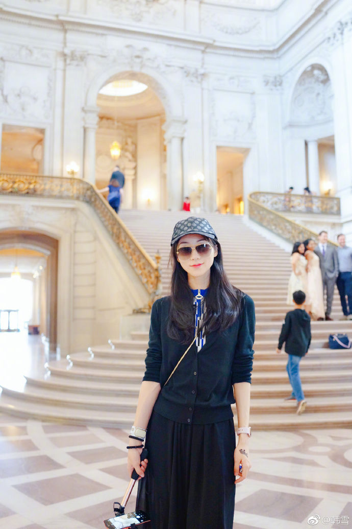 韩雪“标准游客照”似时尚大片 身材窈窕，微露性感小蛮腰