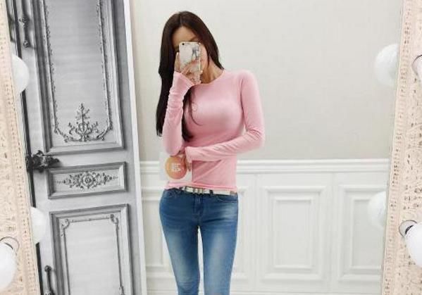 非常迷人的牛仔裤美女，堪比超模气质，让你体验一把时尚