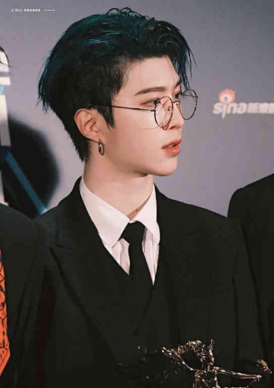 长得帅才能驾驭“绿发”，鹿晗朱正廷无法驾驭，只有他堪称完美！