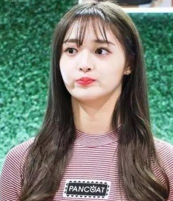 同是98年，周洁琼脖子粗到上热搜，拍照不敢露，孟美岐却美成仙女