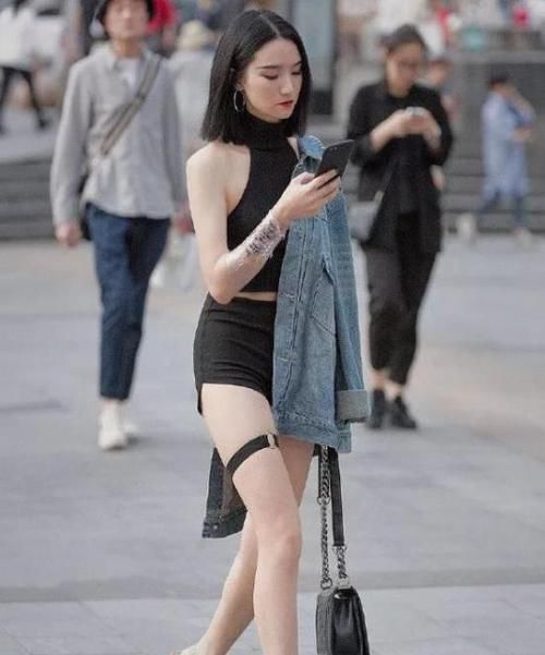 「蓝色」街拍:巧笑倩兮的美女,一件格子外套配蓝色牛仔裤,时尚唯美气质