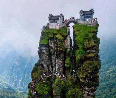 贵州第一山，山顶上的一个神奇寺庙和一块神奇的石头，真是绝了