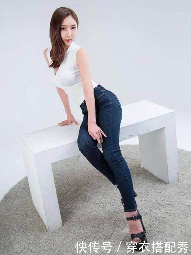 身姿曼妙的牛仔裤美女，秀出笔直双腿，看着让人心动！