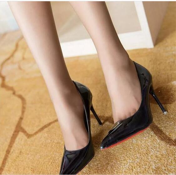 尖头细高跟鞋，走路打扮也不会低俗，走路有气势！