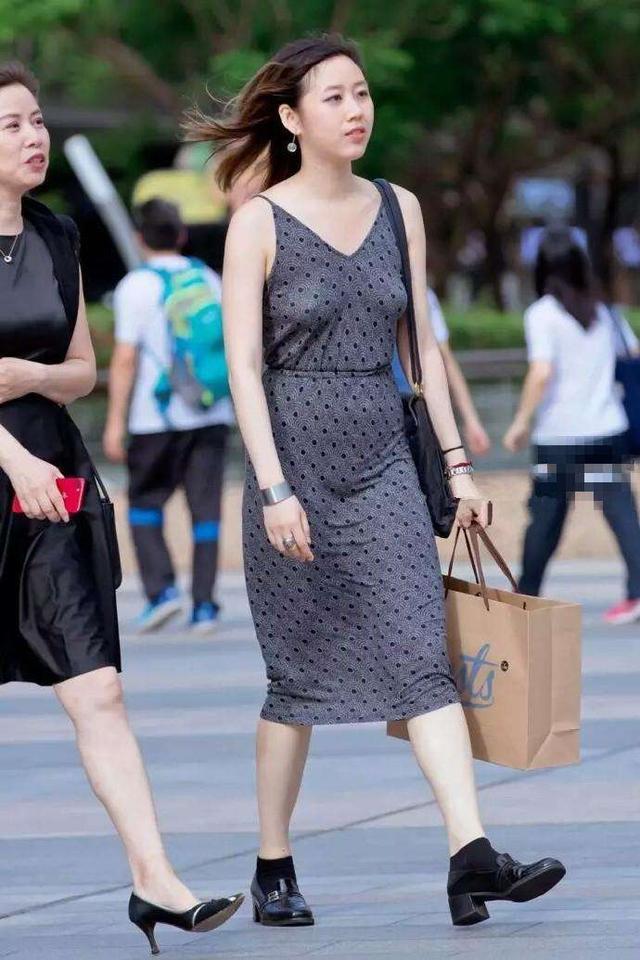 路人街拍：都怪风太大了，小姐姐淡定装作什么都没有发生