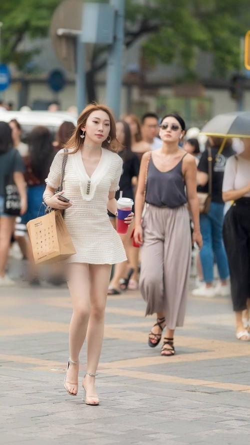 街拍：身材好到不行，穿得时尚又有气质，如此美女真心耐看！