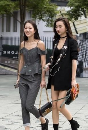  『迷人』路人街拍，小姐姐选择黑西装搭黑色短裤，看着很迷人