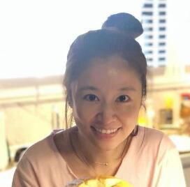 林心如晒素颜做蛋糕照片,皮肤吹弹可破,力破脸垮谣言