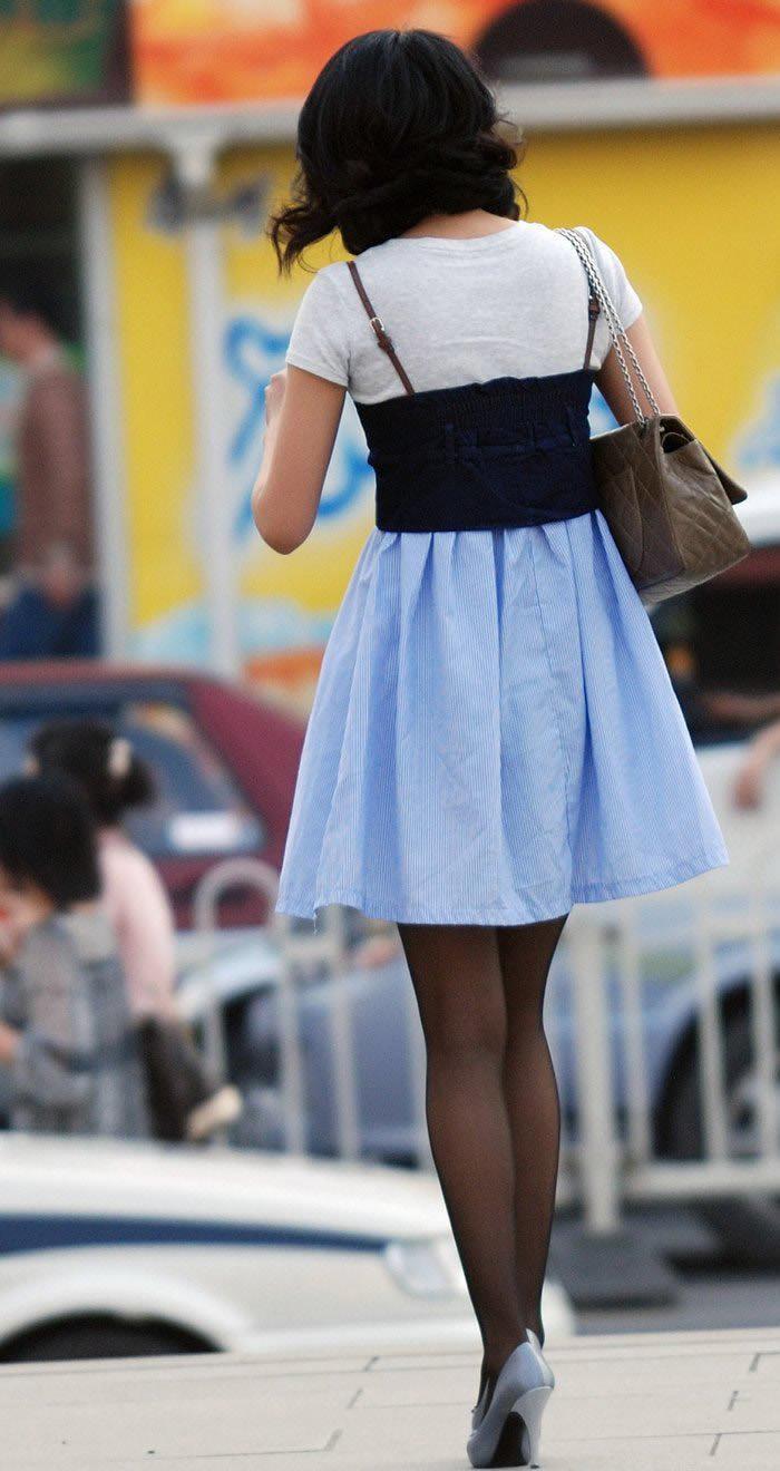 广顺西路街拍：连衣裙清秀妹子，粉嫩的肌肤，细长腿很是吸睛