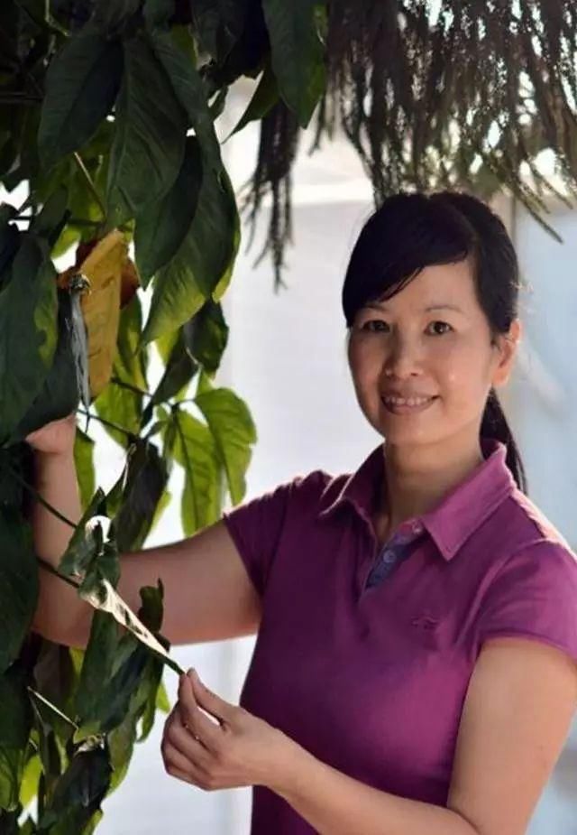 首页 教育 广州市中职学校十佳班主任吴秀芬: 吴秀芬老师 2015级服装2