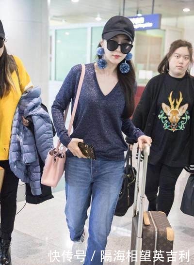 范冰冰现身机场, 胸前平平瘦出新高度, 网友直呼: 厉害了李晨!