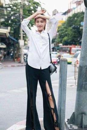 郁可唯真拼命！穿的是裙子也未免太紧了吧 网友：里面的都遮不住