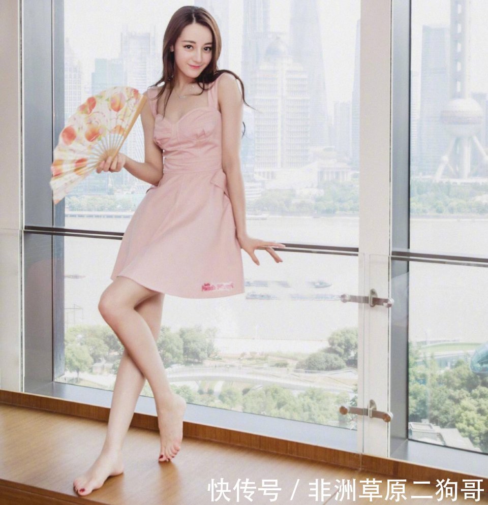 迪丽热巴化身“赤脚女神”，表情很到位，网友直呼：美腿美脚都是