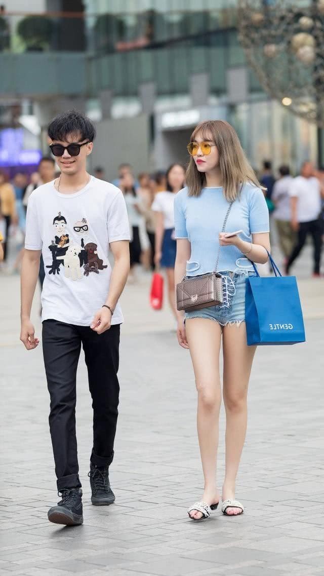 街拍：穿着经典又摩登的小姐姐，站在街上很俏丽！