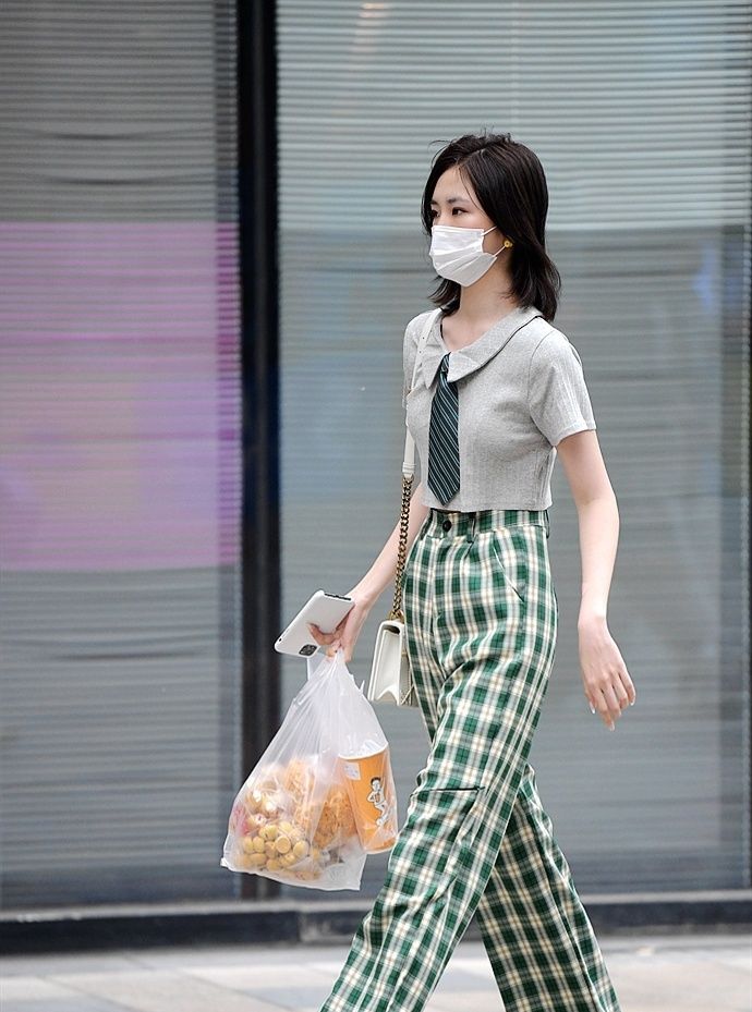 『服饰』街拍:让服饰搭配更有章法的白色口罩美女