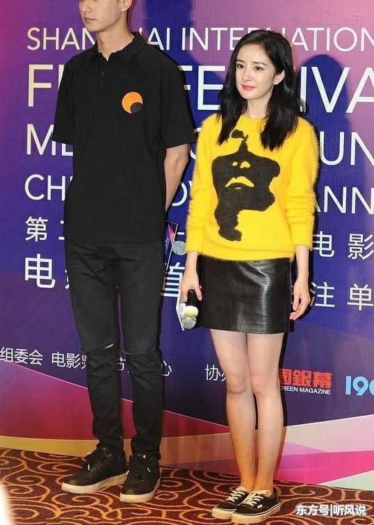 杨幂是胖了?弯腰时把黑色皮裙都快崩坏了，箍这么紧不会疼